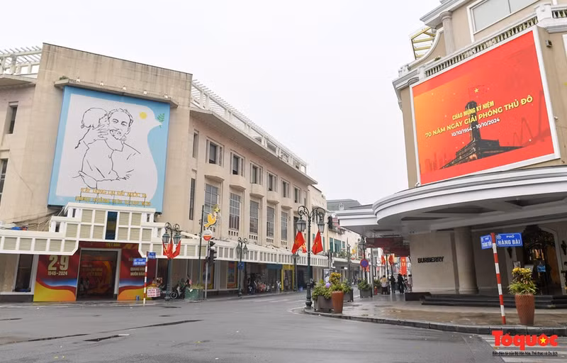 L’atmosphère accueillante célébrant le 79e anniversaire de la Révolution d’Août et la fête nationale du 2 septembre (2 septembre 1945 - 2 septembre 2024) s’est répandue dans les rues de la capitale Hanoï.