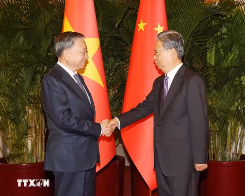 Le secrétaire général et président vietnamien To Lam (à gauche) et le président du Comité permanent de l’Assemblée populaire nationale de Chine Zhao Leji. Photo : VNA.