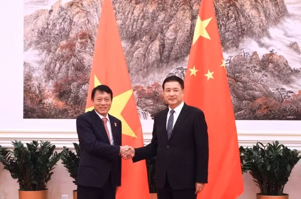 Le général de corps d'armée Luong Tam Quang, membre du Bureau Politique et ministre vietnamien de la Sécurité publique, (gauche) et le conseiller d'État et ministre de la Sécurité publique de Chine Wang Xiaohong. Photo : VNA.