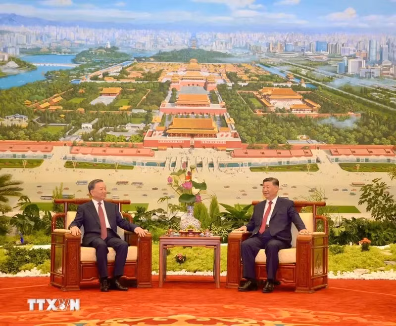 Le secrétaire général du Comité central du Parti communiste du Vietnam et président de la République socialiste du Vietnam To Lam (à gauche) et le secrétaire général du Comité central du Parti communiste chinois et président de la République populaire de Chine Xi Jinping. Photo : VNA.