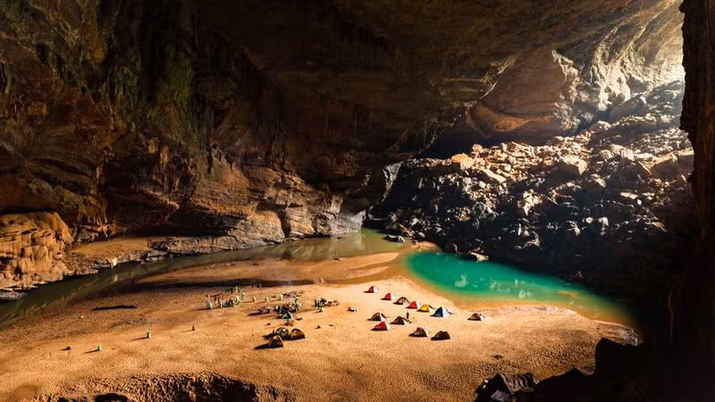 L’équipe d’expédition installe son camp à l’intérieur de la grotte de Son Doong. Photo : CNN.