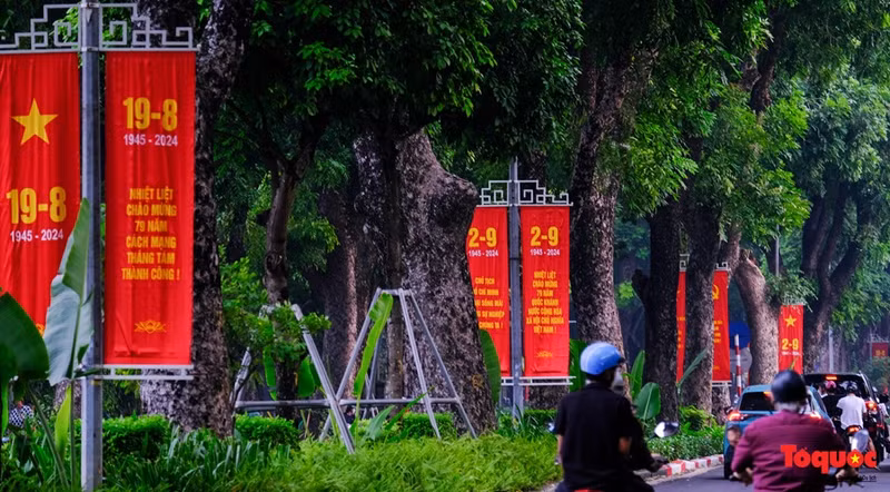 Des banderoles, des slogans et des affiches égayent les rues de Hanoï.