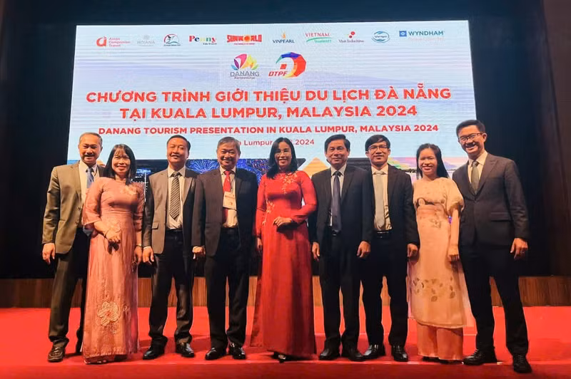 Les délégation de Da Nang lors du programme de présentation du tourisme local à Kuala Lumpur, en Malaisie.