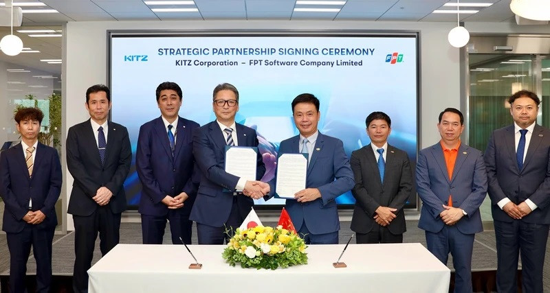 La cérémonie de signature a eu lieu à Tokyo, au Japon, en présence du PDG de KITZ Corporation, Makoto Kohno, du vice-président exécutif de FPT Corporation et PDG de FPT Software, Pham Minh Tuan, et des cadres supérieurs des deux parties. Photo : nhandan.vn