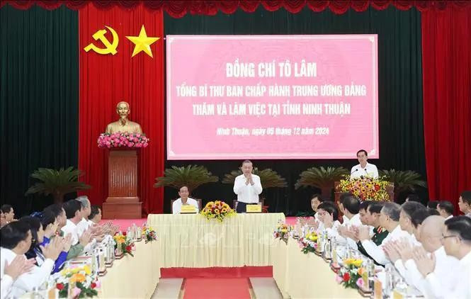 Le SG du Parti To Lam travaille avec la Permanence du Comité du Parti de la province de Ninh Thuan. Photo : VNA.