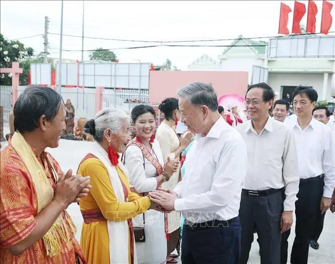 Le secrétaire général du Parti communiste du Vietnam (PCV) To Lam et dé habitants du district de Ninh Phuoc. Photo: VNA