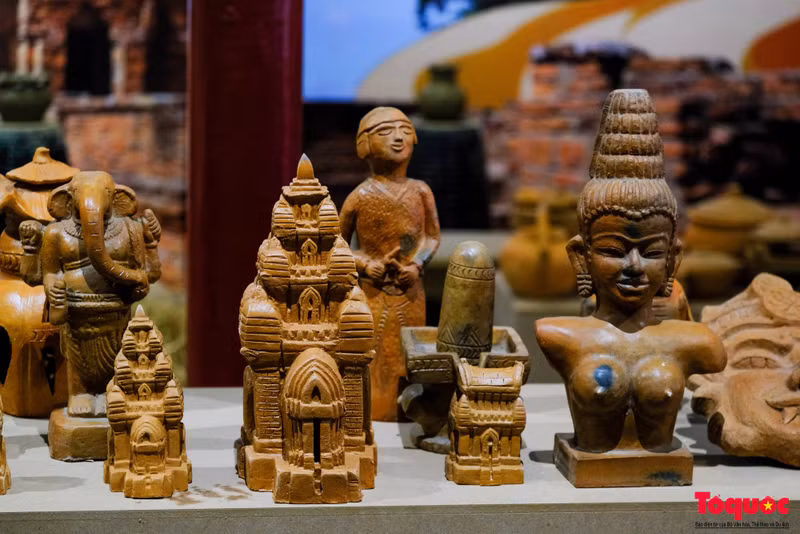 La céramique est un élément indispensable de la vie quotidienne et des rituels religieux des Chăm. Photo : Toquoc.vn La céramique est un élément indispensable de la vie quotidienne et des rituels religieux des Chăm. Photo : Toquoc.vn
