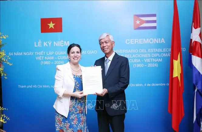 Ariadne Feo Labrada, consul générale de Cuba à Hô Chi Minh-Ville et Vo Van Hoan, vice-président du Comité populaire de Hô Chi Minh-Ville. Photo : VNA.
