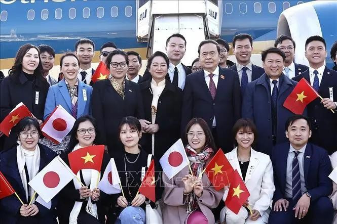 Le président de l’Assemblée nationale du Vietnam, Trân Thanh Mân et son épouse à l'aéroport international de Nagasakin, au Japon. Photo : VNA.