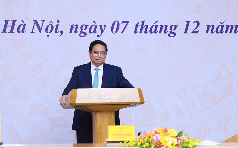 Le PM s'exprime lors de la rencontre avec les nouveaux ambassadeurs et chefs des représentations vietnamiennes à l'étranger, le 7 décembre à Hanoï. Photo : VNA 