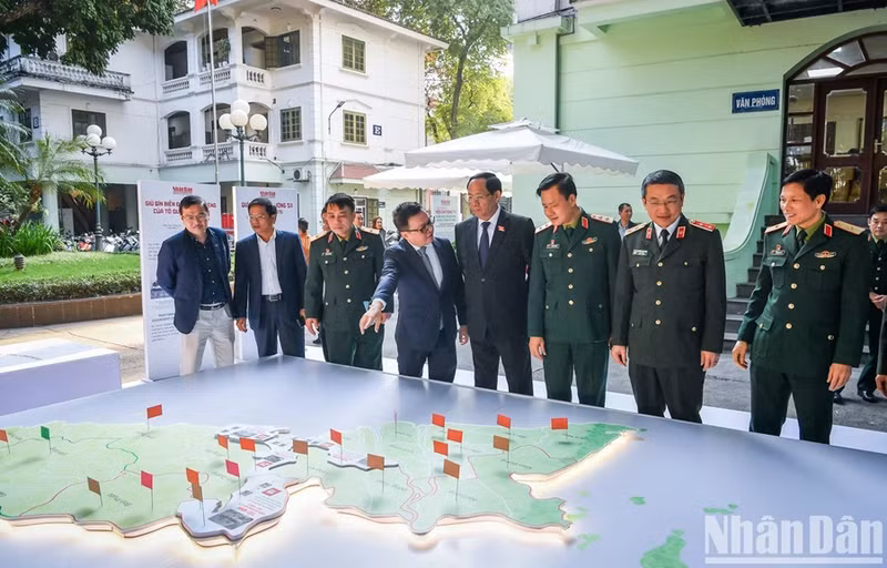 Les délégués visitent l’exposition. Les délégués visitent l’exposition.