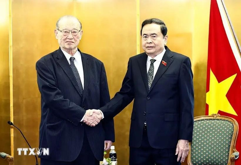 Le président de l'Assemblée nationale du Vietnam, Tran Thanh Man (droite), et le président exécutif du Conseil international des échanges d'amitié du Japon, Ken Matsuzawa. Photo : VNA.