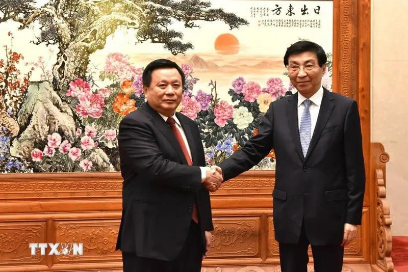 Le président du Conseil théorique central et directeur de l'Académie nationale de politique Ho Chi Minh, Nguyen Xuan Thang (gauche), et le président de la Conférence consultative politique du peuple chinois, Wang Huning. Photo : VNA.