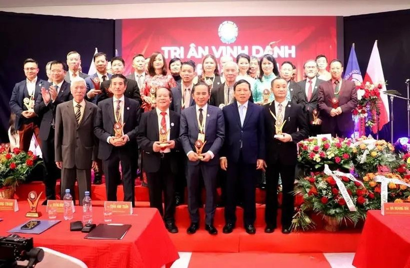 Le nouveau comité exécutif de l'Association des Vietnamiens en Pologne. Photo : VNA.