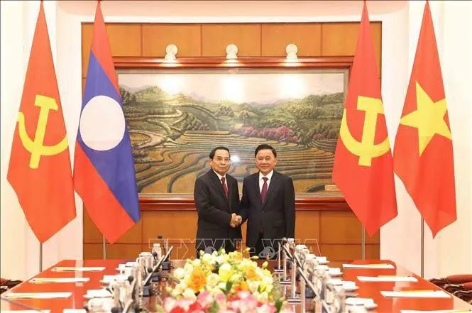 Trân Câm Tu, membre du Politburo et membre permanent du Secrétariat du Comité central du Parti communiste du Vietnam (à droite) et Bounthong Chitmany, membre du Politburo, membre permanent du Secrétariat du Comité central du Parti révolutionnaire populaire lao. Photo : VNA.