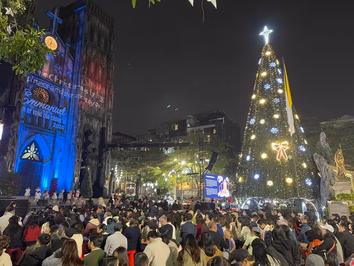 La cathédrale Saint-Joseph de Hanoï arbore un sapin de Noël géant. Photo : VOV. La cathédrale Saint-Joseph de Hanoï arbore un sapin de Noël géant. Photo : VOV.