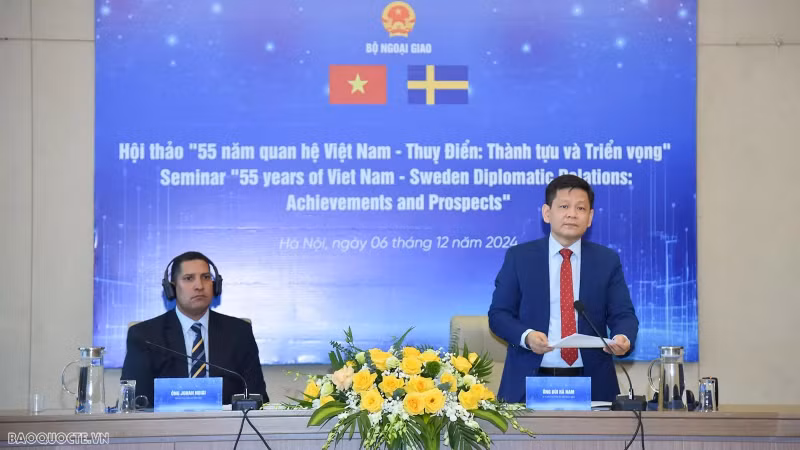 Bui Ha Nam, directeur du département de l’Europe au ministère des Affaires étrangères, prend la parole lors du séminaire marquant le 55e anniversaire de l’établissement des relations diplomatiques entre les deux pays. Photo : baoquocte