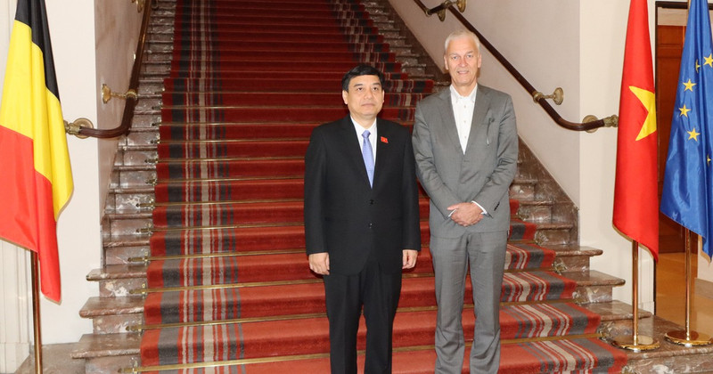 Nguyên Dac Vinh (gauche) et Andries Gryffroys, premier vice-président du Sénat belge. Photo : Huong Giang/VNA 