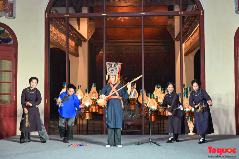 Le Centre d’information touristique a invité des artisans locaux à interagir avec le public. Photo : Toquoc.vn Le Centre d’information touristique a invité des artisans locaux à interagir avec le public. Photo : Toquoc.vn