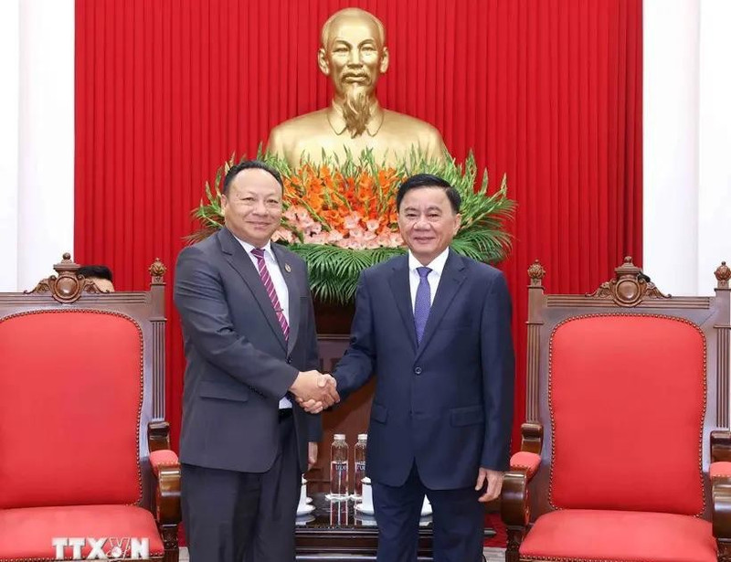 Tran Cam Tu (droite), président de la Commission centrale du contrôle du Parti et Monexay Laomoaxong, secrétaire du Comité central de l'Union de la jeunesse populaire révolutionnaire laos. Photo : VNA.