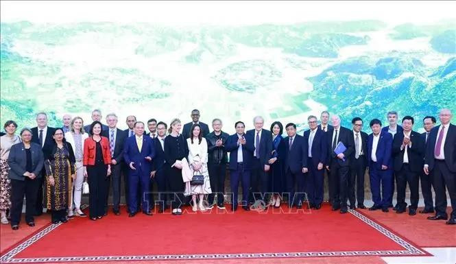 Le Premier ministre vietnamien Pham Minh Chinh et des experts et des scientifiques étrangers venus au Vietnam pour recevoir le Prix VinFuture 2024. Photo : VNA.