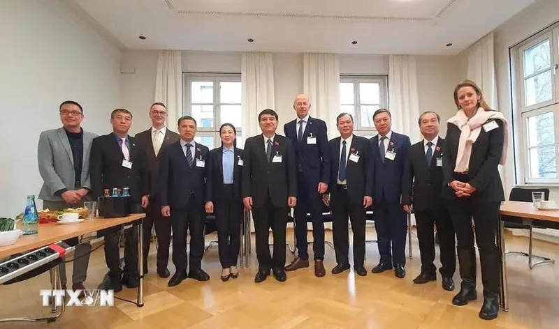 La délégation du Comité permanent de l'Assemblée nationale (AN) du Vietnam en Allemagne. Photo : VNA.