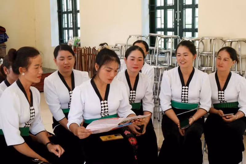 Les femmes de l'ethnie Thai du village de Pom Cai, commune de Muong Tung, district de Muong Cha, province de Dien Bien, apprennent des informations sur la politique ethnique du Parti et de l'État. Photo : BP. Les femmes de l'ethnie Thai du village de Pom Cai, commune de Muong Tung, district de Muong Cha, province de Dien Bien, apprennent des informations sur la politique ethnique du Parti et de l'État. Photo : BP.