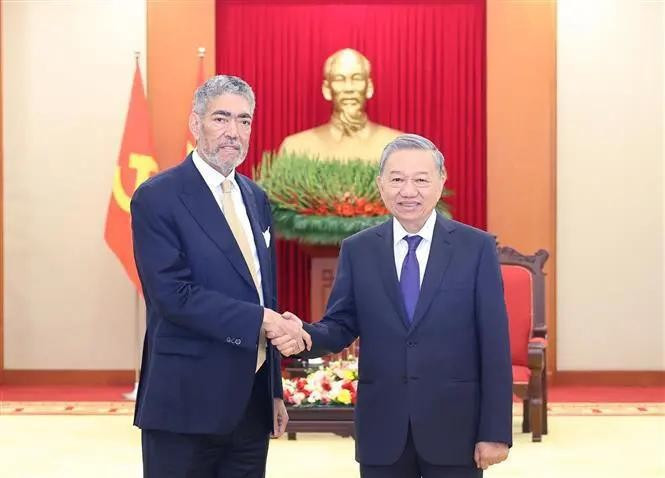 Le secrétaire général du Parti communiste du Vietnam To Lam (droite) et le secrétaire général du Mouvement de la gauche unie, ministre de la Politique d'intégration régionale de la République dominicaine. Photo : VNA.
