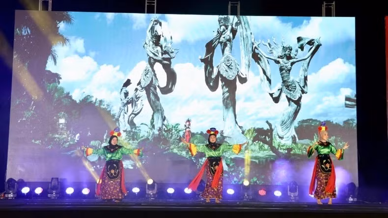 Avec des mélodies douces et des danses traditionnelles uniques, la troupe d’artistes a brillamment recréé l’histoire et l’identité riche en couleurs de l’Indonésie, offrant au public un aperçu saisissant de ce pays fascinant. Photo : NDEL