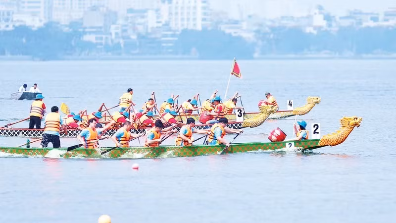 Les équipes s’affrontent dans la course de bateaux-dragons ouverte de Hanoï 2024.