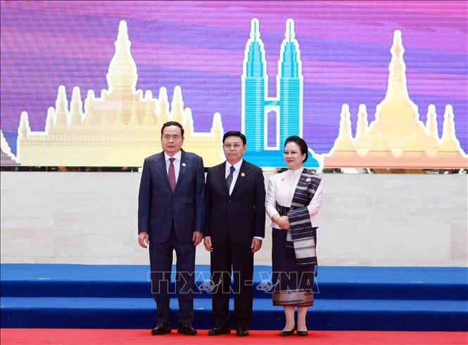 Le président de l'Assemblée nationale lao, également président de l'AIPA, Saysomphone Phomvihane, et son épouse, accueillent le président de l'Assemblée nationale vietnamienne, Tran Thanh Man, pour assister à la séance d'ouverture de l'AIPA-45. Photo : VNA.