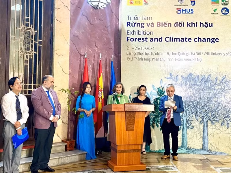 Mme Carmen Cano de Lasala, ambassadrice d’Espagne, prend la parole lors de la cérémonie d'inauguration de l'exposition. Photo : Baoquocte