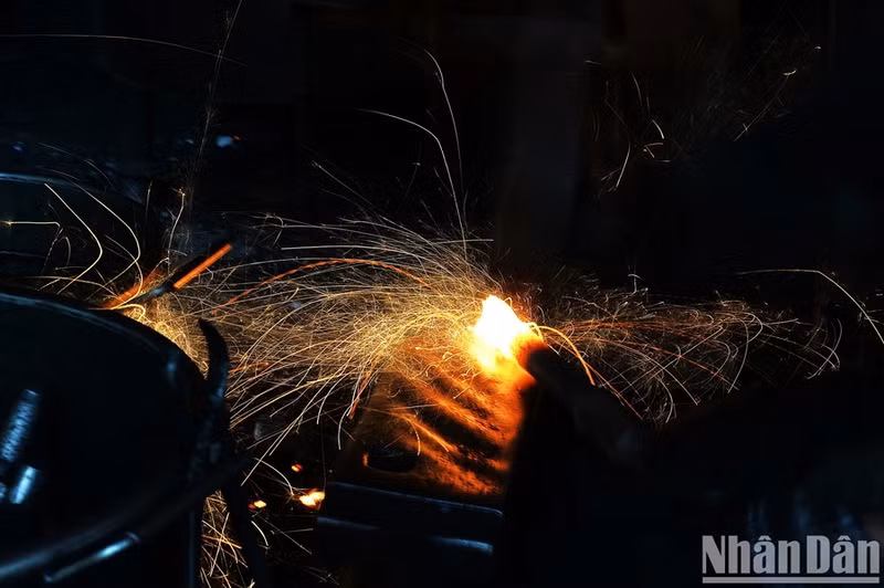 Les « feux d’artifice » se succèdent dans l’atelier de forge de plus de 2 m² de Nguyen Phuong Hung. Les « feux d’artifice » se succèdent dans l’atelier de forge de plus de 2 m² de Nguyen Phuong Hung.