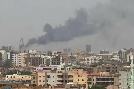 Des colonnes de fumée s'élèvent lors d'un affrontement à Khartoum, au Soudan. Source : Reuters.
