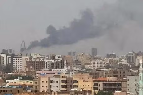 Des colonnes de fumée s'élèvent lors d'un affrontement à Khartoum, au Soudan. Source : Reuters.