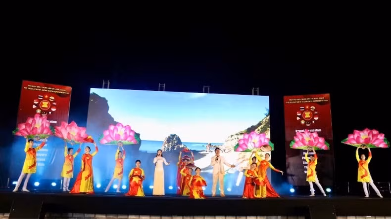 Le numéro « Un tour du Vietnam » a emmené le public dans un voyage émouvant à travers les régions du pays, dévoilant la beauté de la culture et du peuple vietnamien. Photo : NDEL