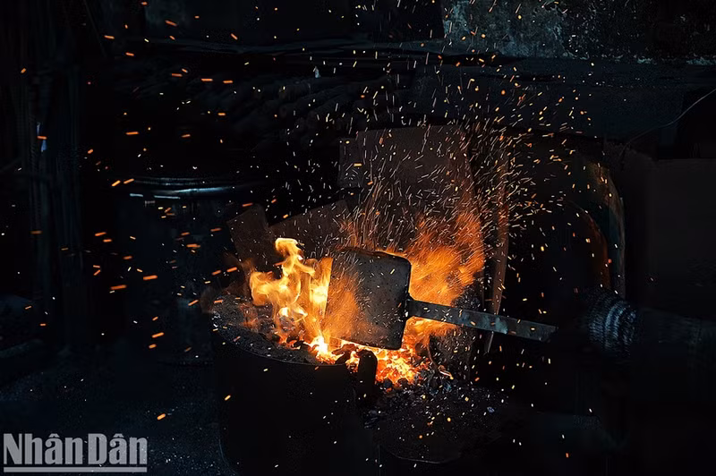 Après chaque session de forge, Hung ajoute du charbon dans le foyer pour raviver la chaleur. Après chaque session de forge, Hung ajoute du charbon dans le foyer pour raviver la chaleur.