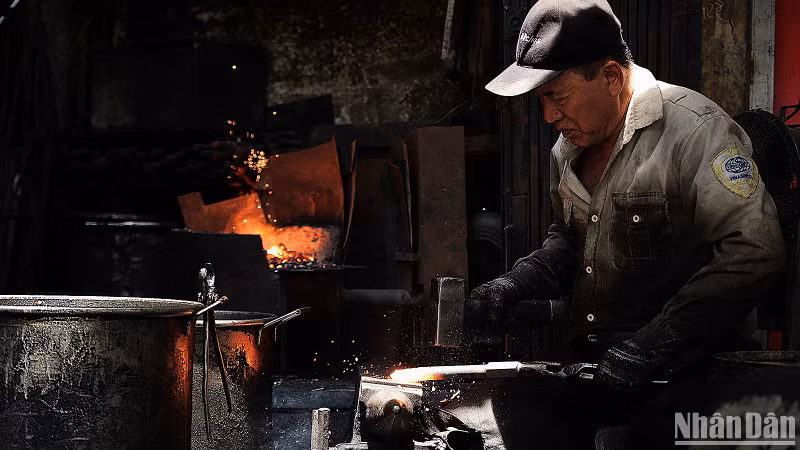 M. Nguyen Phuong Hung, également connu par beaucoup sous le nom de « Hung Lo Ren », se passionne chaque jour pour la préservation du métier traditionnel. M. Nguyen Phuong Hung, également connu par beaucoup sous le nom de « Hung Lo Ren », se passionne chaque jour pour la préservation du métier traditionnel.
