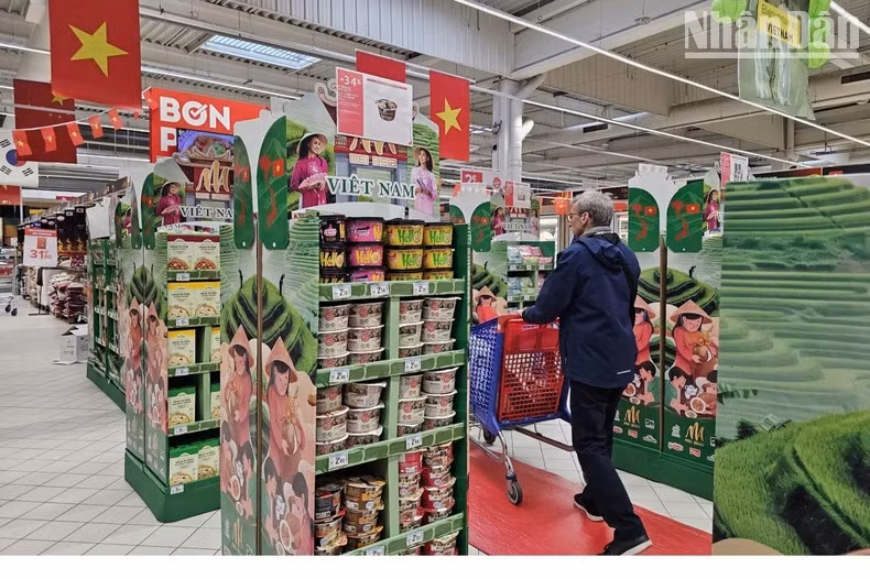 Les consommateurs français privilégient de plus en plus les produits vietnamiens en raison de leur bonne qualité et de leur beau design. Photo : Minh Duy/Journal Nhân Dân. Les consommateurs français privilégient de plus en plus les produits vietnamiens en raison de leur bonne qualité et de leur beau design. Photo : Minh Duy/Journal Nhân Dân.