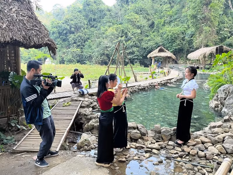 Des femmes de la commune de Chiêng Yên, district de Vân Hô, province de Son La (Nord), développent le modèle du tourisme communautaire dans le cadre d’un projet financé par l’OIF. Photo : CVN. Des femmes de la commune de Chiêng Yên, district de Vân Hô, province de Son La (Nord), développent le modèle du tourisme communautaire dans le cadre d’un projet financé par l’OIF. Photo : CVN.