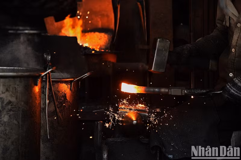 Chaque coup de marteau donne progressivement forme et vie au produit. Chaque coup de marteau donne progressivement forme et vie au produit.