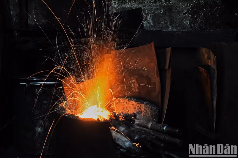 Les étincelles signalent que le matériau est prêt à être façonné. Les étincelles signalent que le matériau est prêt à être façonné.