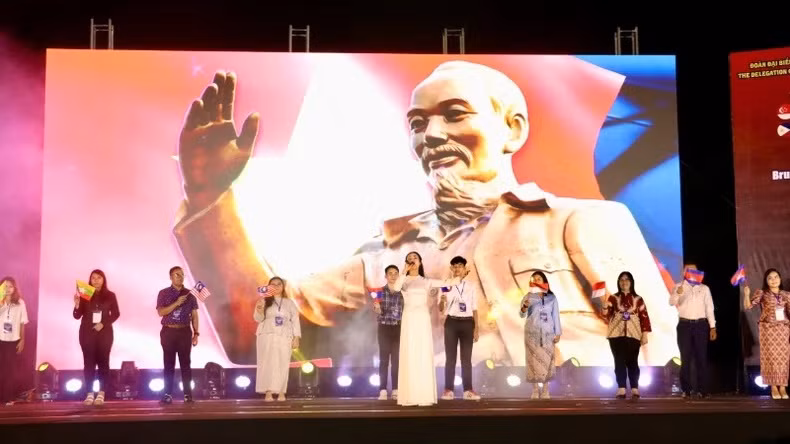 Le numéro « Le Chant de Hô Chi Minh » a rendu hommage à la vie et à la carrière grandiose du leader bien-aimé du peuple vietnamien. Photo : NDEL
