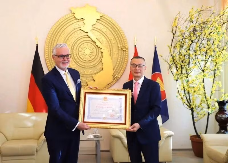 L'ambassadeur du Vietnam en Allemagne Vu Quang Minh a remis l'Ordre de l'amitié au Dr Guido Hildner, ancien ambassadeur d'Allemagne au Vietnam (droite), à Berlin le 9 octobre. Photo : VNA