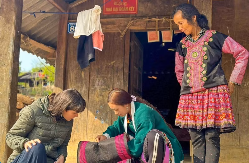 Les visiteurs ont appris davantage sur la culture H'Mông, par exemple, lorsque le propriétaire leur a expliqué l'importance du pilier principal dans les maisons.