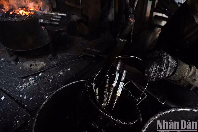 Pour obtenir le produit final, les mèches de forage et les burins sont ensuite immergés successivement dans de l’eau normale, puis dans de l’eau salée. Pour obtenir le produit final, les mèches de forage et les burins sont ensuite immergés successivement dans de l’eau normale, puis dans de l’eau salée.