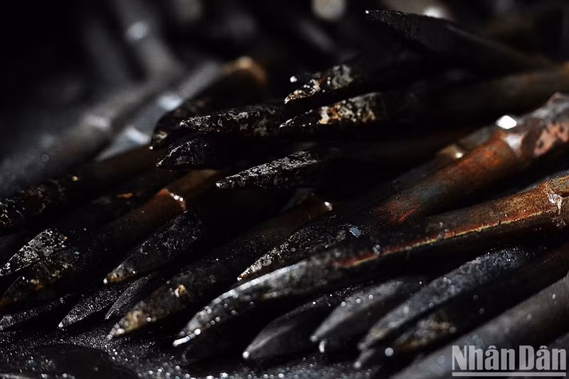 Le produit fini, fruit de nombreuses heures de sueur, de suie de charbon et de poussière de métal, reflète le travail acharné de Hung. Le produit fini, fruit de nombreuses heures de sueur, de suie de charbon et de poussière de métal, reflète le travail acharné de Hung.