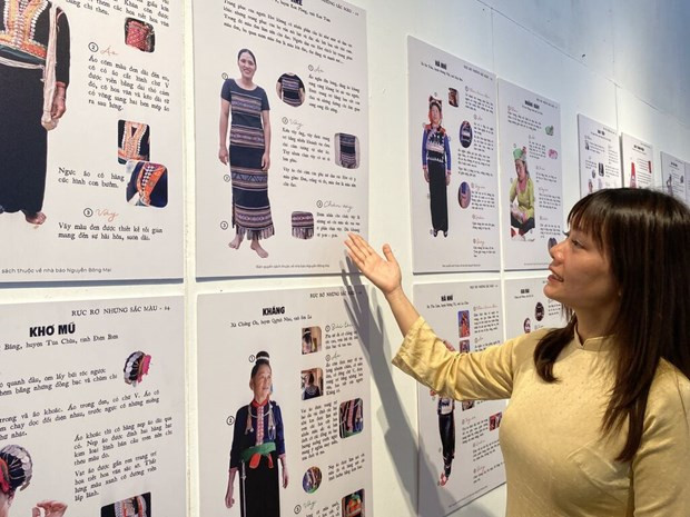 Bông Mai présente une partie de son exposition. Photo : VNA.