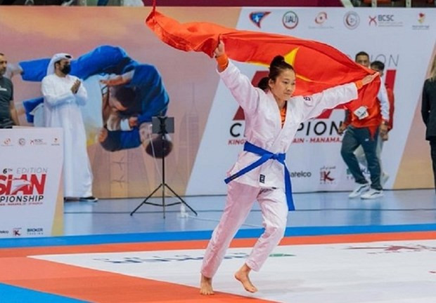 La combattante vietnamienne Phùng Thi Huê célèbre sa médaille d’or au Championnat d’Asie 2023. Photo : thethao.sggp.org.vn