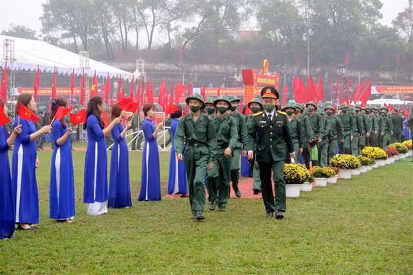 Des jeunes de Thai Nguyên vont à l'armée. Photo : VNA.